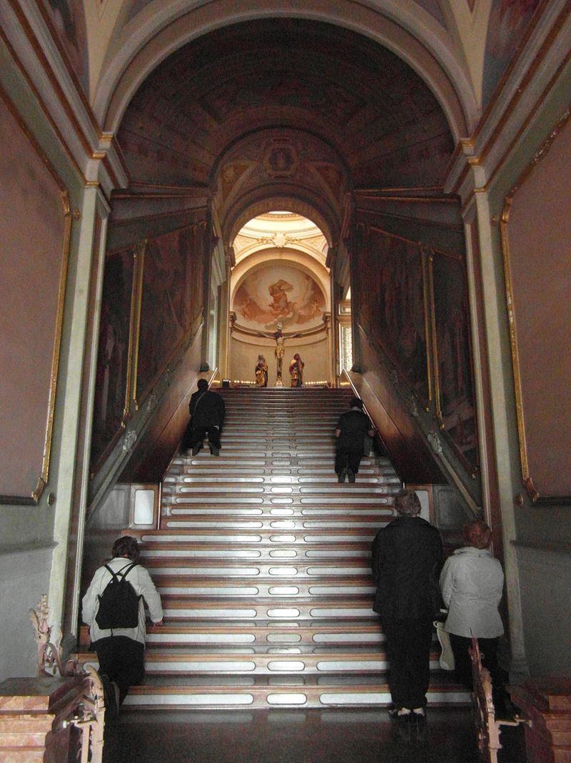 Die heilige Treppe Entfernung Auer: 56 km Llorenzi / - wikipedia Das Marienheiligtum Santuario della Comparsa befindet sich im nahegelegenen Trentino und ist wegen seiner Heiligen Treppe (einer