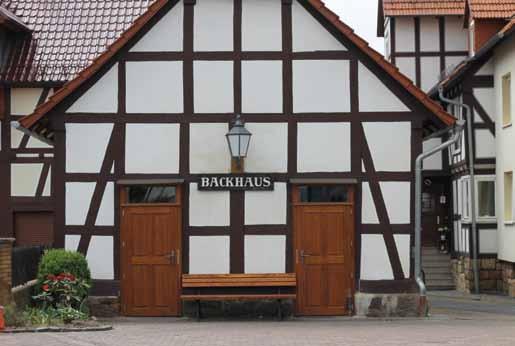 22 23 Backhaus in Riebelsdorf Über die Entstehung des Backhauses in Riebelsdorf existieren keine Aufzeichnungen.