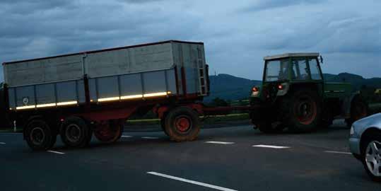 Sicherheit Frühzeitig erkannt werden und sicherer fahren Immer wieder geschehen Verkehrsunfälle mit landwirtschaftlichen Zugmaschinen, bei denen andere Verkehrsteilnehmer schwer verletzt oder getötet