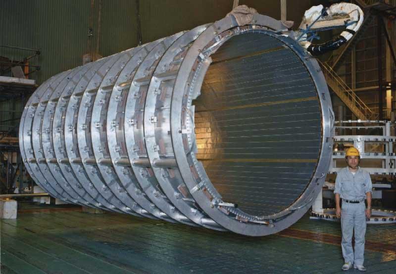 Insgesamt ist der Detektor rund 46 m lang und 25 m breit und wiegt ca. 7000 t. An der knapp 16 Jahre andauernden Entwicklung waren über 1900 Wissenschaftler aus 35 Ländern beteiligt.