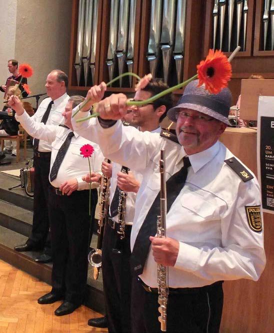 September 2015 An diesem Sonntag vibriert und bebt die Kirche: Das Landespolizeiorchester (LPO) und die Brenz Band treffen vor 500 Besuchern aufeinander.