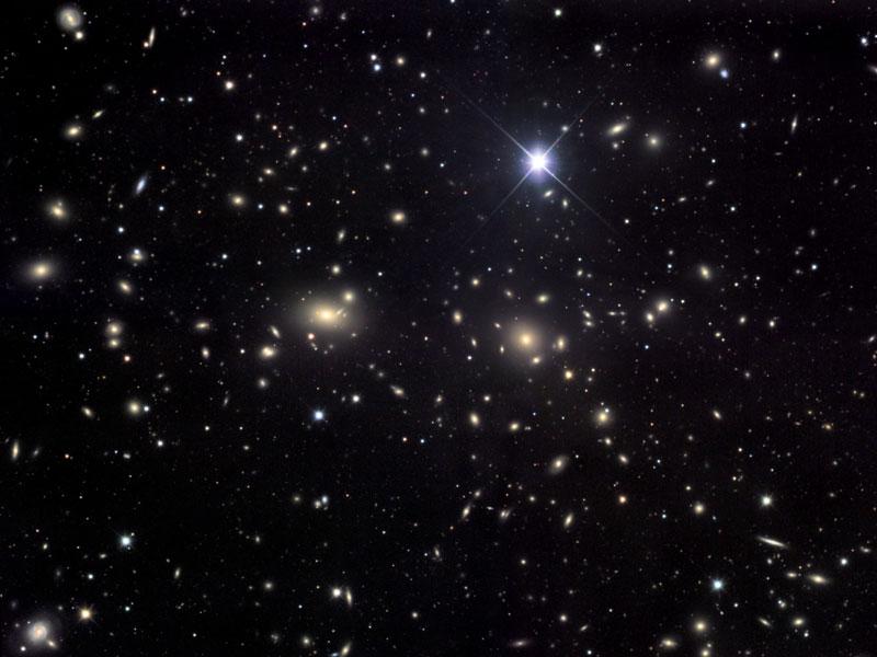 Galaxienhaufen als Sonden für Dunkle Materie Die größten Verdichtungen von Materie in der großräumigen Struktur des Universums: 10 3 10 4 Galaxien, M ~ 10 14 10 15 Sonnenmassen, optische und