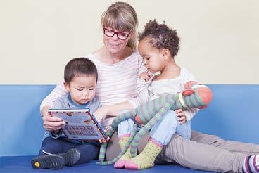 Ein Beispiel für die Wertschätzung der unterschiedlichen Herkunftsländer bzw. Familiensprachen der Kinder im Alltag der Kindertagesbetreuung ist die Verwendung dieser Sprachen, z. B. beim Singen oder zur Begrüßung.