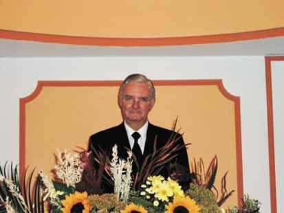 Er war von 1983 bis 2005 segensreich und liebevoll in der Pflege der vielen unterschiedlichen Aufgaben der Gemeinde tätig.