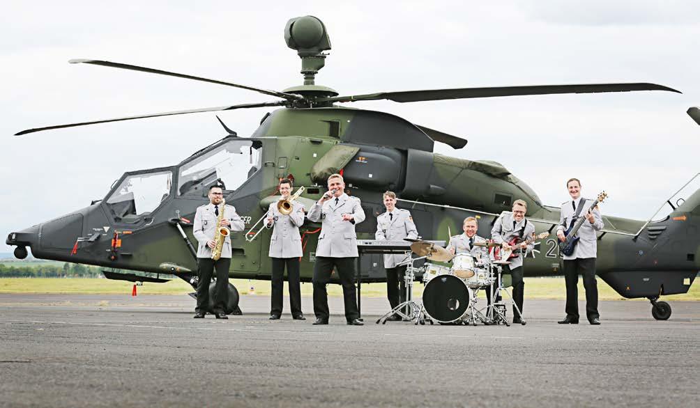 Die Combo Die Combo des Heeresmusikkorps Kassel besteht in dieser Zusammensetzung seit 2015.