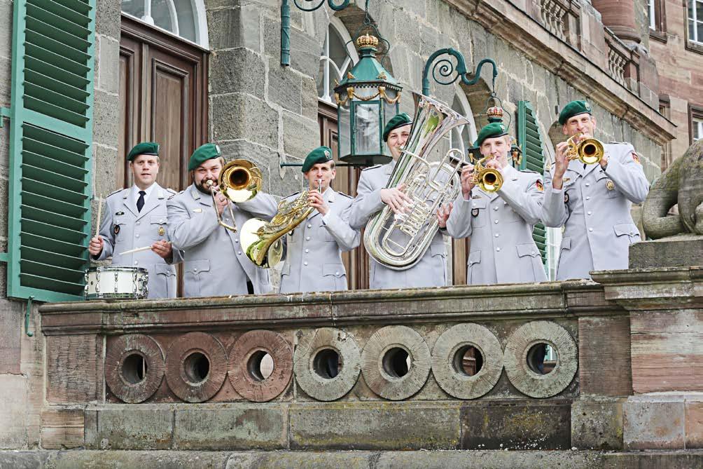 Das Blechbläserensemble Das Blechbläserensemble des Heeresmusikkorps Kassel wurde vor über 25 Jahren gegründet. Es handelt sich um ein klassisches Blechbläserquintett, erweitert durch einen er / Perc.