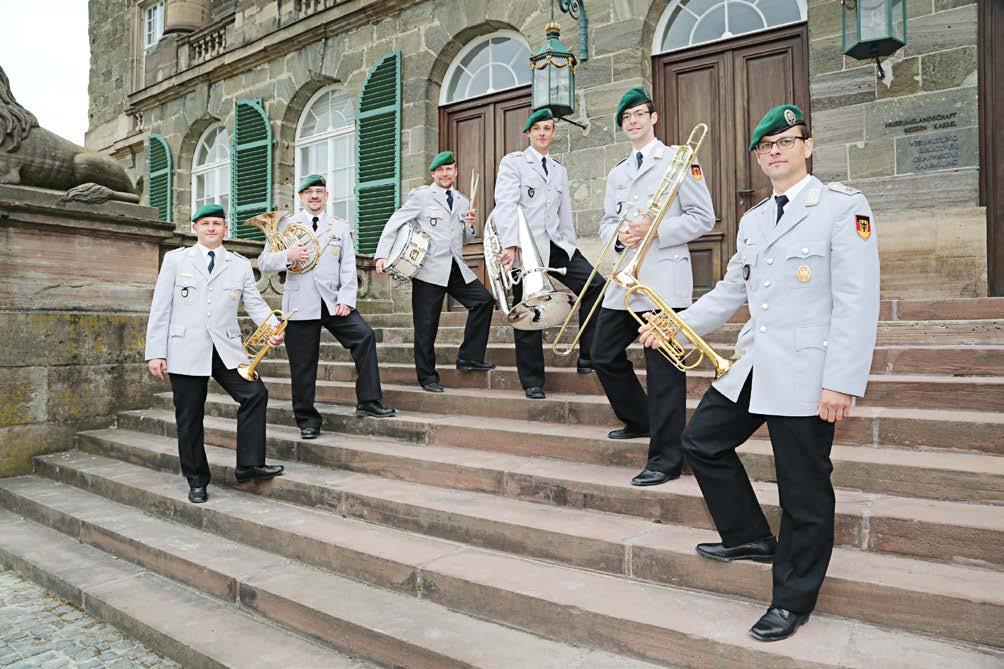 Das Brass-6'tett (Quelle: Bundeswehr/Weinrich) - Im Innenhof des Schloss Wilhelmshöhe - HptFw Markus Klöppner StFw Micha Klappert