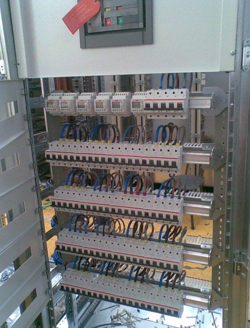 In diesem Beispiel sind auf allen SMISSLINE Geräten das CMS (Strommesssystem) montiert.