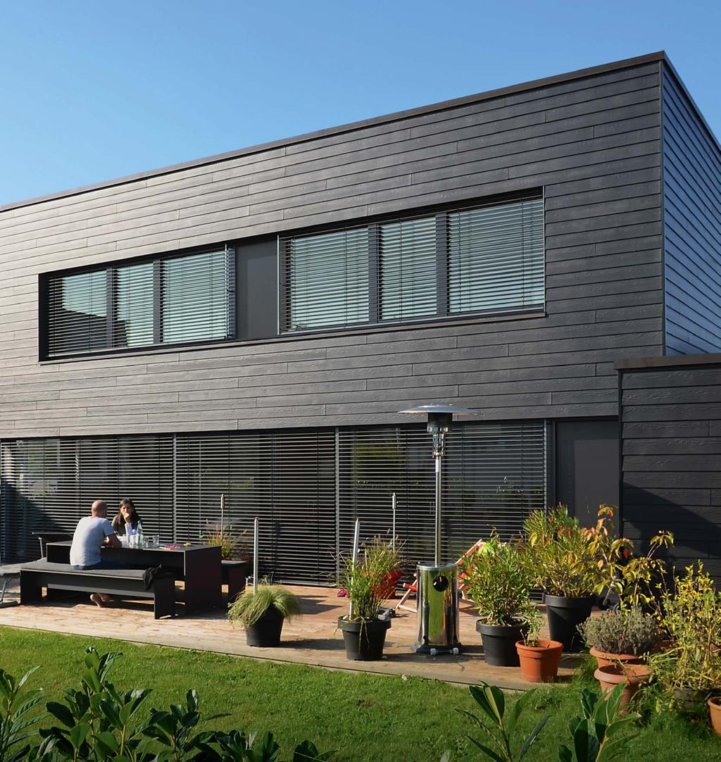 Stülpschalung CEDRAL structur schwarz C 50 Multifunktionale Fassade Passivhaus mit CEDRAL Über den Einsatz von CEDRAL Fassadenpaneelen lassen sich Häuser nicht nur schön, sondern auch ökonomisch und