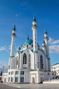 7 von 18 M 1 Zum Gebet niederwerfen Besuch einer Moschee Moschee, Synagoge und Kirche. In allen drei Gebäuden wird Gott verehrt. Aber die Gebäude sehen von innen und von außen jeweils anders aus.