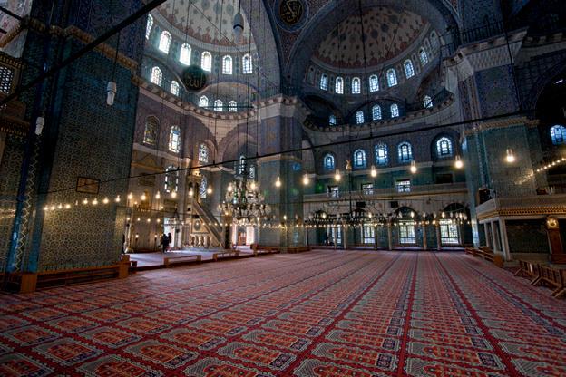 Die Gläubigen verrichten ihr Gebet stehend, sitzend und kniend auf dem Gebetsteppich, der den ganzen Boden der Moschee bedeckt. Es ist ein Ort, den man nicht mit Schuhen betreten darf.