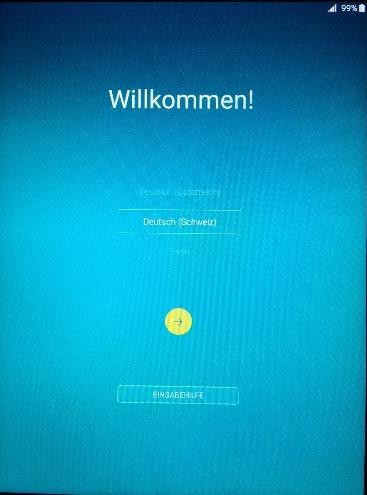Nach dem Einschalten des Gerätes gelangen Sie zum Willkommensbildschirm. Sie sehen die Sprachwahl. Wählen Sie die Sprachwahl Deutsch (Schweiz). Danach drücken Sie auf den Pfeil (unten).