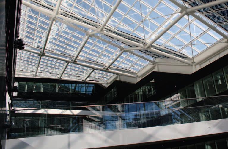 1800 m 2 Microshade im Atrium des Confederation of Danish Industries. Integrierter Sonnenschutz. Transparent, wirksam und wirtschaftlich.