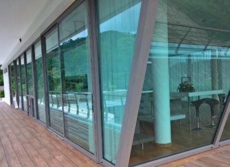 Unsere Aluminium Fenster bieten ein Höchstmaß an Qualität und Sicherheit. Das dezent klassische Design passt hervorragend zum zeitgemässen Baustil.