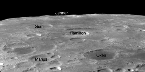 Er ist zu 43 Prozent beleuchtet. Die Krater Oken, Marinus und Abel sind beobachtbar. Oken befindet sich am Rand des Mare Australe, er ist kreisrund und besitzt einen Durchmesser von 73 Kilometern.