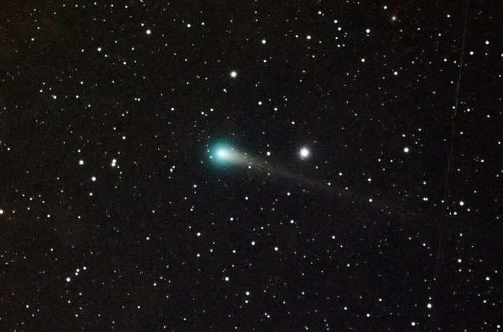 Aufnahme des Kometen ER61 vom 1. Mai. Der Komet besitzt noch immer eine ausgedehnte grünliche Koma, in deren Zentrum der helle, sternförmige Kometenkern zu sehen ist.