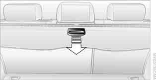 Touring: Gepäckraum Darauf achten, dass keine Flüssigkeiten im Gepäckraum austreten, sonst können Schäden am Fahrzeug entstehen.