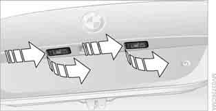 1. Schraubenzieher in den Schlitz stecken und nach rechts drücken, siehe Pfeile. Die Leuchte wird damit entriegelt. 2. Leuchte herausnehmen und Lampe wechseln.