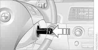 Fahren Fahren Zündschloss Fernbedienung in das Zündschloss stecken Automatic- und Sportautomatic- Getriebe Die Fernbedienung lässt sich nur herausnehmen, wenn die Getriebeposition P eingelegt ist: