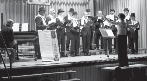 statt Wasser. Erst 1954 wurde endlich auch den Frauen das Mitsingen erlaubt, und so gesellten sich für das folgende Volkslieder-Medley die Sängerinnen zu ihren männlichen Kollegen.
