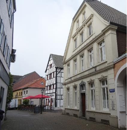 Es ist die In unmittelbarer Nähe zum Markt, Neustr. 32, steht das Haus Basels. Siehe Foto vorne rechts.