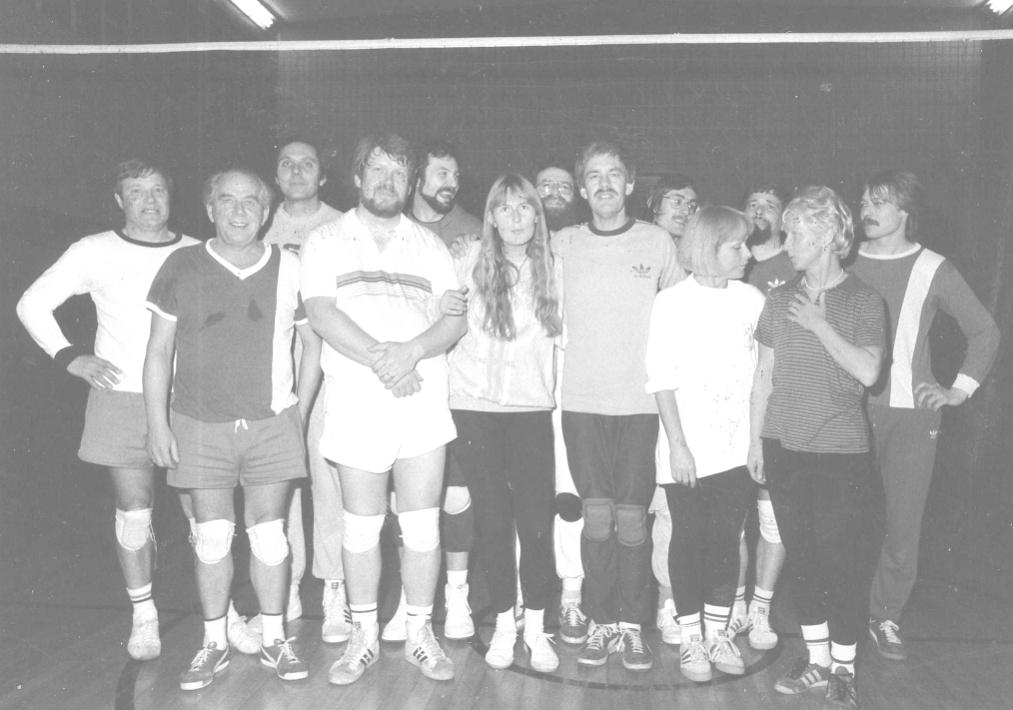 1983 Die Fußballer erhalten die Klasse. Beide TT-Mannschaften steigen ab. Elfriede Hüwener wird Diözesan-Frauenwartin. Gründung einer Kindergruppe im Oktober.