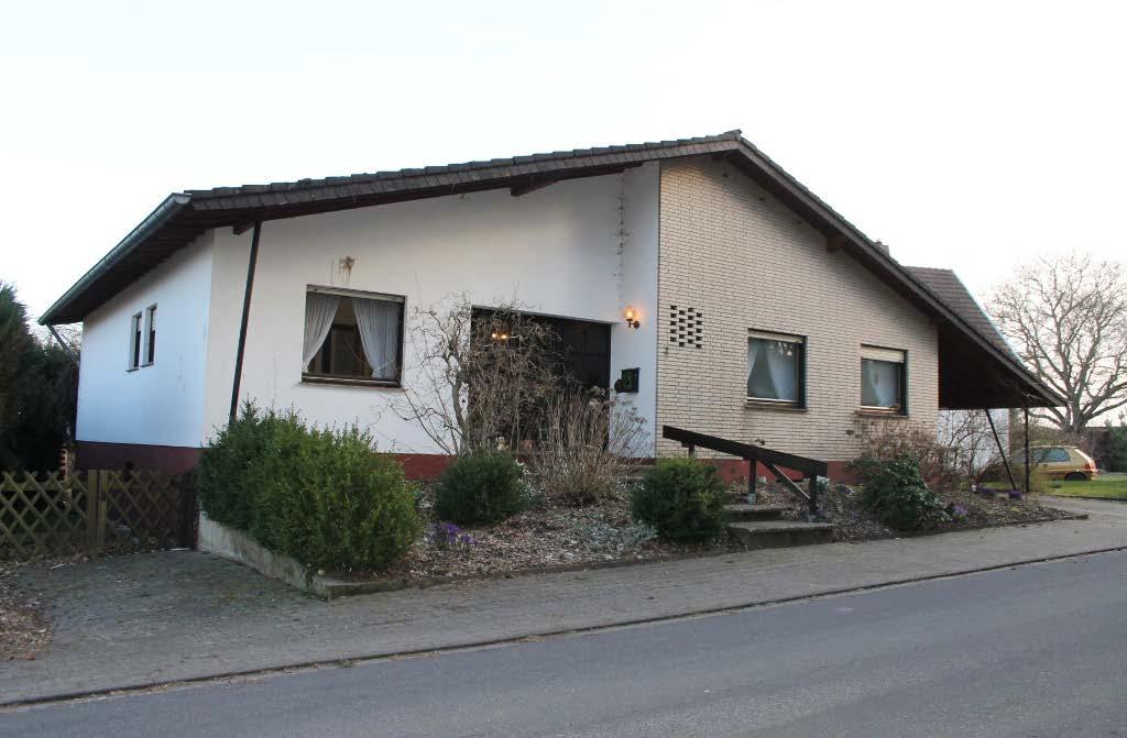 Hürtgenwald-Vossenack Freistehender Bungalow mit Garage Beschreibung: Dieses freistehende Einfamilienhaus mit Garage wurde 1974 erbaut und bietet einer Familie alles was sie braucht.