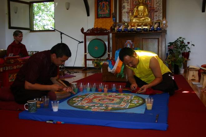 Karmapa, Rangung Ringpä Dorje, da erfuhr ich, dass es eine Praxis gibt, die einen direkten Bezug zu Heilung hat und als ich den Namen des Medizinbuddha, Sangye