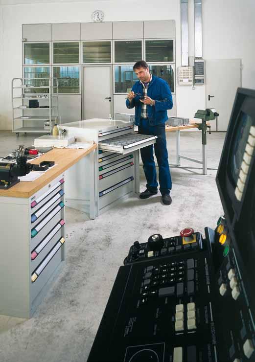 Werkbänke Zur Komplettierung des Elabo-Einrichtungssystems gehören auch Werkbänke und organisierbare Stahlblech-Unterschränke.