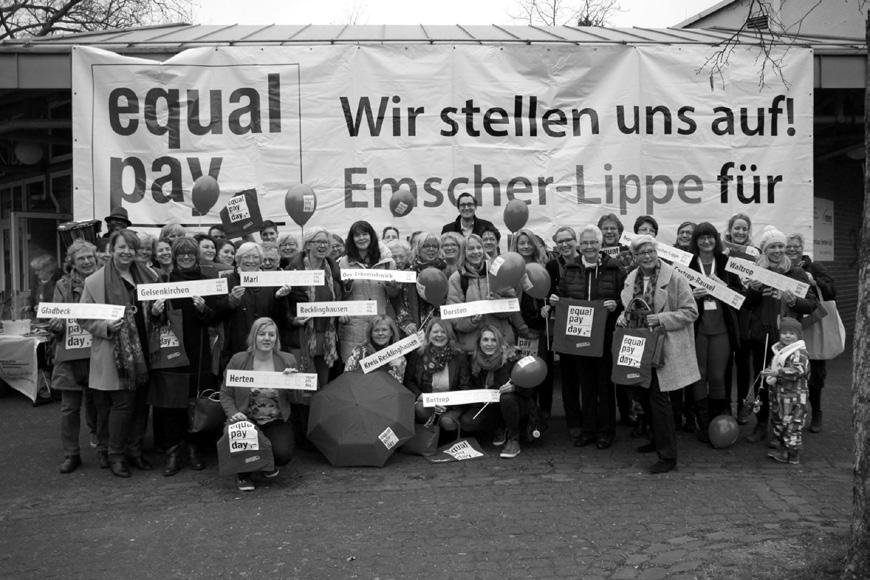 Freitag, 17. März 2017 9.30 bis 13.30 Uhr Gesellschaft Politik 10 JAHRE EQUAL PAY DAY DIE FRAUEN AUS DER EMSCHER-LIPPE-REGION LASSEN SICH NICHT ABSPEISEN. Bis zum 18.3.2017 müssen Frauen arbeiten, um so viel zu verdienen wie Männer im Jahr zuvor.