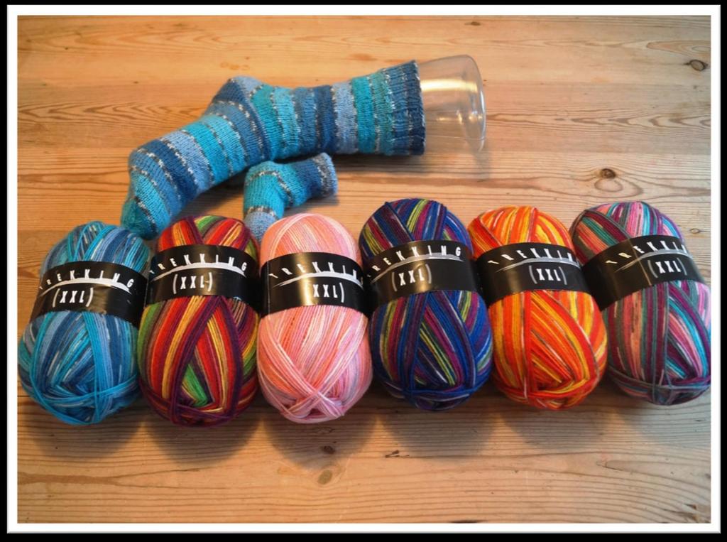 Sockenwolle Atelier Zitron hat die Trekking XXL, die so wunderbare Jaquardstreifen von selbst stricken kann, um drei Farben ergänzt.