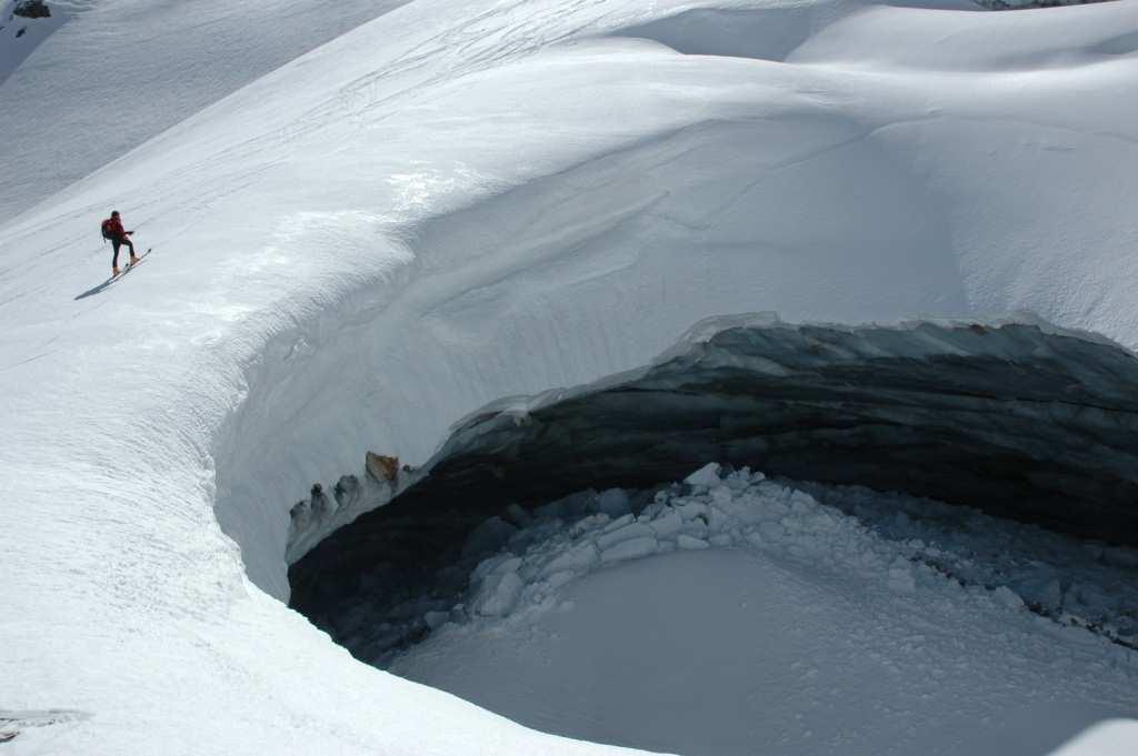 Schmilzt die Schneedecke auf dem Gletscher, so gelangt das Schmelzwasser, der Schwerkraft folgend, in die darunter liegenden Schneeschichten.