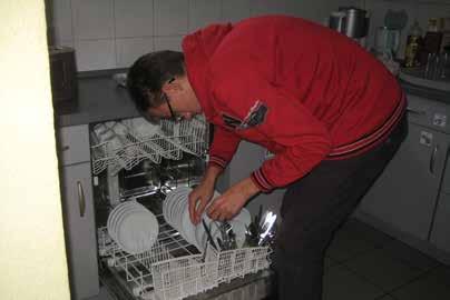 Wohntraining Danjel beim Einräumen der Spülmaschine Die lebenspraktische Förderung in den Bereichen rund um das Wohnen findet in unserer Trainingswohnung statt.