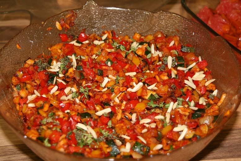 Paprika waschen, entkernen und würfeln (ca. 5 mm). Zucchini waschen und würfeln (ca. 5 mm). Die Paprikawürfeln und Zucchiniwürfeln werden hintereinander in kochendem, gesalzenem Wasser bissfest gekocht.