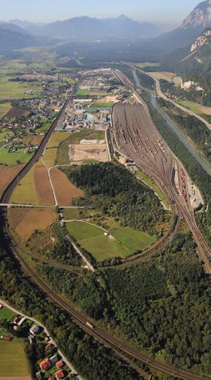 Kombiverkehre fördern HANDLUNGSFELDER & MASSNAHMEN 34 Verkehrspolitisches Ziel auf europäischer Ebene ist die Verlagerung von Transporten von über 300 km auf die Schiene.