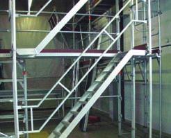 4.01.7 Podesttreppe Einläufig am Fassadengerüst Bequemer Gerüstaufstieg und Materialtransport mit Alu- Treppen und Geländern.