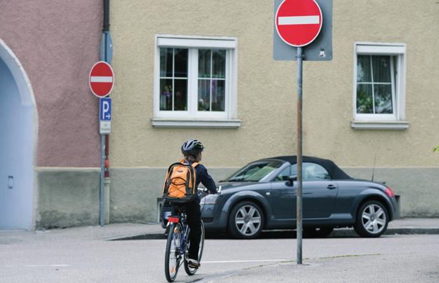 Ergänze: Der Radfahrer im Bild darf die Einbahnstraße befahren, weil.