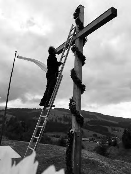 Anton, unser Zimmermann aus der Wiederhofener Nachbarschaft, hat uns nach Vorlage des alten Kreuzes eine Kopie aus Lärche angefertigt.