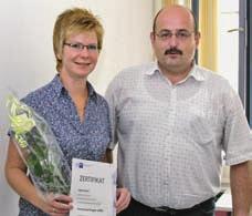 Energiebeauftragte erhielten Zertifikate Anja Kirmis (links) von der Immobilienverwaltung der VR-Bank Altenburger Land erhielt eines der ersten IHK-Zertifikate als Energiebeauftragte aus den Händen