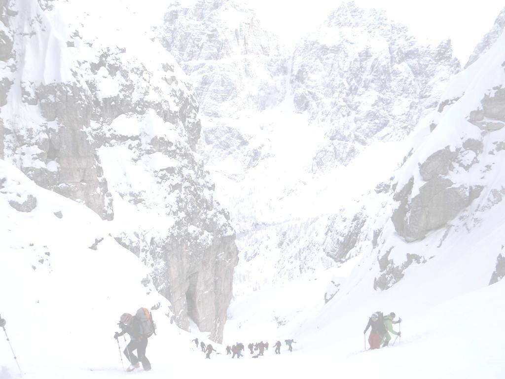 SKITOUREN Faszination mit kalkuliertem Risiko Den Risiken im winterlichen Gebirge sollte man wirkungsvoll begegnen.