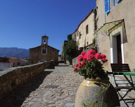Sant Antonio, angeblich Korsikas ältestes Dorf, kann man sogar mit dem Reisemobil erreichen. Vorm Ort gibt es einen großen kostenpflichtigen Parkplatz.