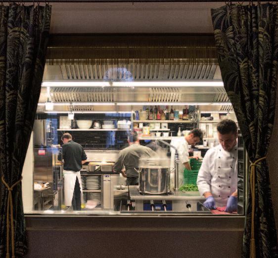 Kulinarische «Grandezza» aus der offenen Küche: Die Kochbrigade mit Sous-Chef Giuseppe Stambé (rechts im Bild).