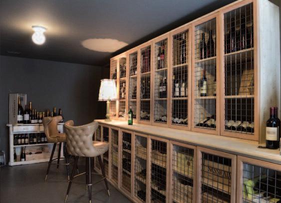 Die ganztags geöffnete Bar bietet rund 40 Sitzplätze an, und in der oberen Etage steht ein Private Room, eine Art Weinlobby namens «Weinkino», für Ban - kette für bis zu 20 Personen oder für Flying
