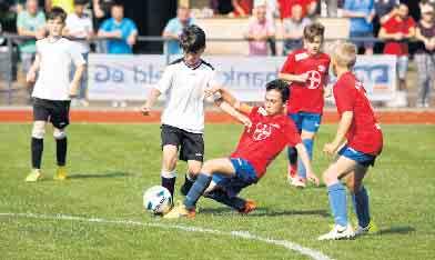 Bei den D-Junioren behielt der KFC Uerdingen dann im Derby gegen den SC Bayer Uerdingen dann knapp mit 3:2 die Oberhand.