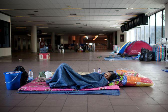 Thailand, Bangkok, Don Muang Airport, Friday, 28.10.2011. Eine ältere Frau schläft in einem Hilfszentrum im Bangkoker Don Muang Flughafen. Der Flughafen wurde geschlossen, da er überflutet ist.