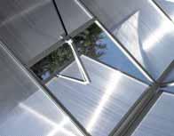 Bei der Verglasung kann zwischen Hohlkammerplatten (HKP) in 6 mm und Kombiverglasung mit Sicherheitsglas kristallklar (ESG) in 3 mm Stärke an den Seiten und HKP in 6 mm Stärke auf dem Dach gewählt