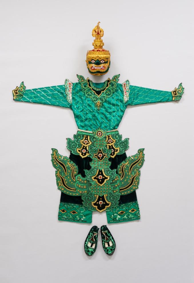 Tanzkostüm Burma Leihgabe John Marshall Dieses Tanzkostüm aus Burma besticht durch seine kräftigen Farben und Materialien.
