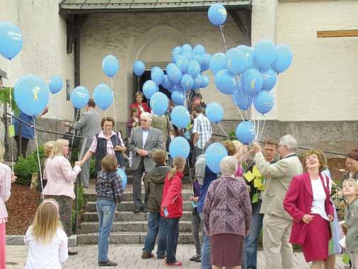 Luftballon-Steigen In der Pfarre Lamprechtshausen stiegen nach dem Gottesdienst für das Leben Luftballons mit Wunschzetteln von Kindern in den Himmel.