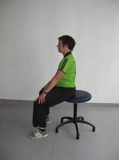 Squats (leichtere Ausführung) Sitz auf dem Hocker, Beine schulterbreit,