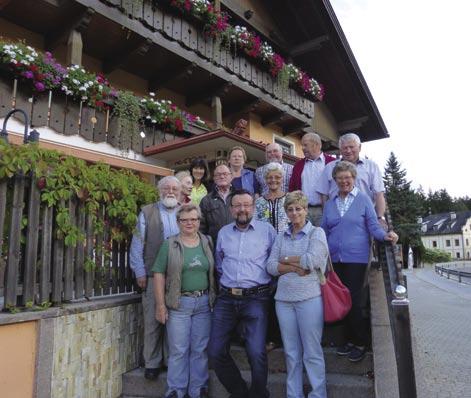 SENIOREN Der Wald lichtete sich und gab den Blick frei auf die stolze Burg, die unversehrt ihre hohen Mauern ins breite Ahrntal zeigt.